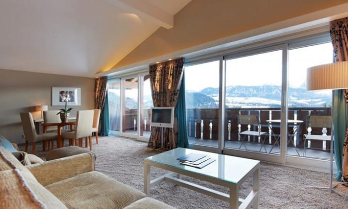 Edle Suite mit Balkon und Ausblick auf die Alpen