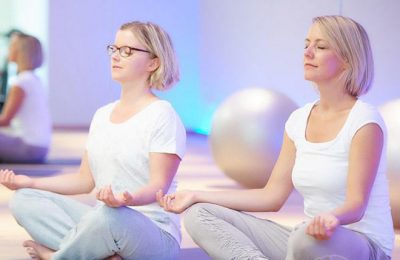 Zwei Frau entspannen bei Meditation