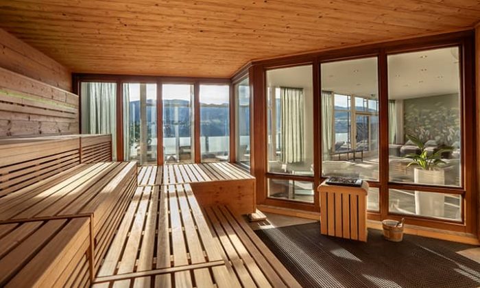 Sauna vor Glaspanorama