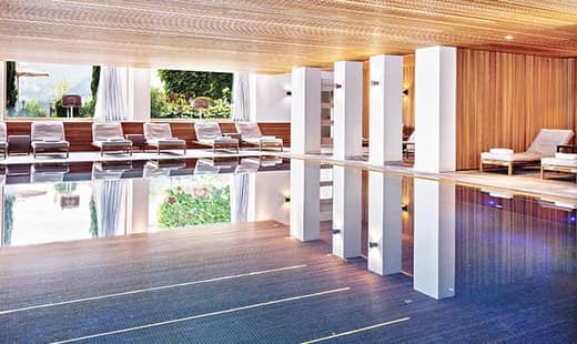 Großer Innenpool und zahlreiche Liegen