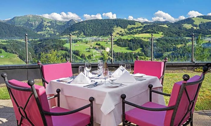 Terrasse vom Restaurant mit Bergblick