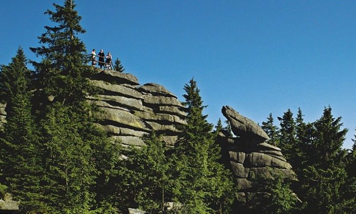 Menschen klettern auf Felsen