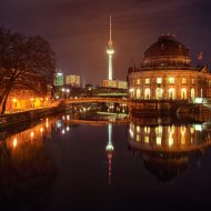 Beleuchtet Gebäude an der Spree in der Nacht