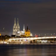 Kölner Dom und Stadt bei Nacht beleuchtet.