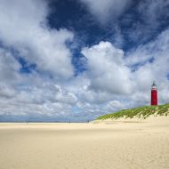 Roter Leuchtturm am Strand der Nordsee