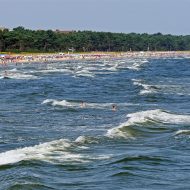 Menschen schwimmen am Badestrand an der Ostsee