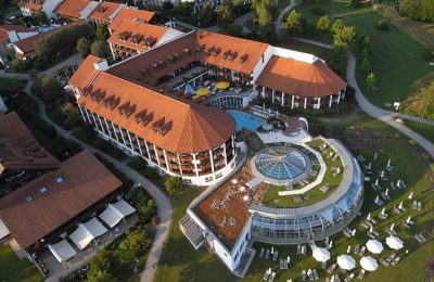 Hotel Fürstenhof mit Außenpool am Tag in der Übersicht