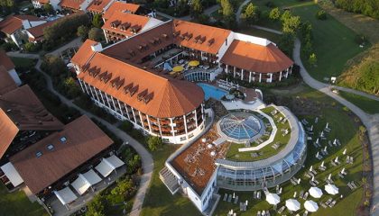 Hotel Fürstenhof mit Außenpool am Tag in der Übersicht