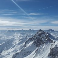 Blick vom Matterhorn auf die verschneiten Alpen