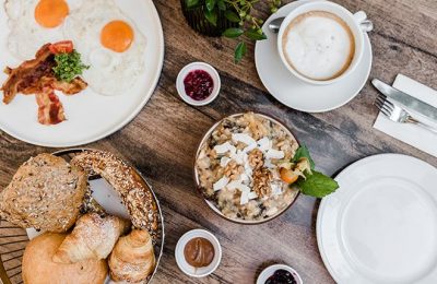 Vielseitiges Frühstücksmenü von oben