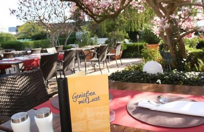 Terrasse im Garten im Sommer