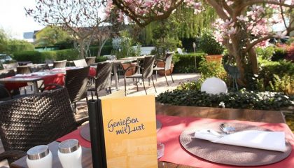 Terrasse im Garten im Sommer