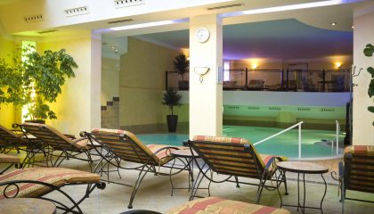 Liegen am Indoor Pool