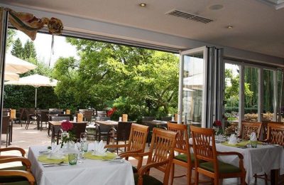Offenes Restaurant mit Terrasse im Sommer