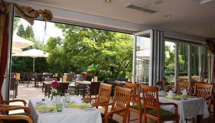 Offenes Restaurant mit Terrasse im Sommer