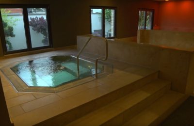 Whirlpool im Wellnessbereich