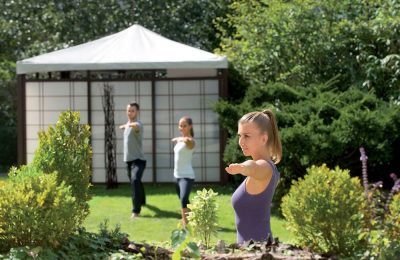 Eine Gruppe Menschen macht zusammen Yoga