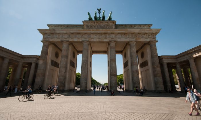 Das Brandenburger Tor an sonnigem Tag vor blauem Himmel