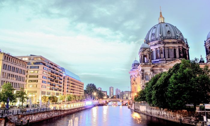 Blick auf die Spree und den Berliner Dom am frühen Abend