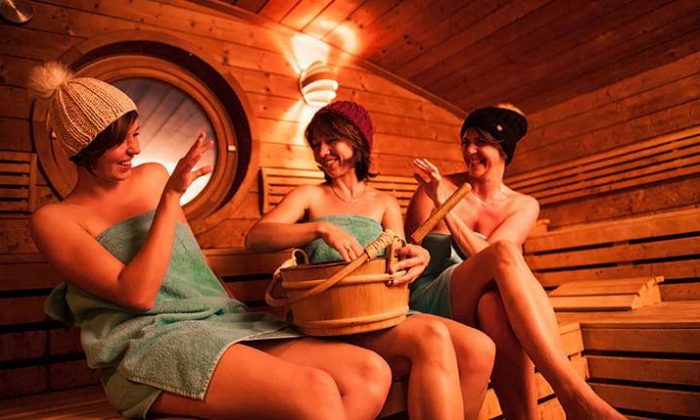 Frauen entspannen in der Sauna