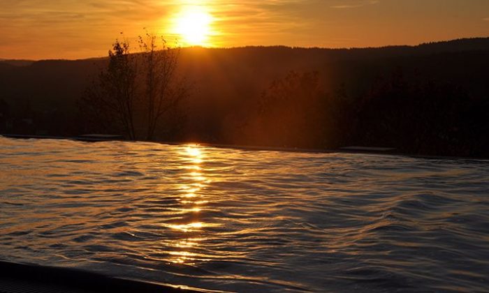 Dachpool bei Sonnenuntergang im Hotel Birkenhof