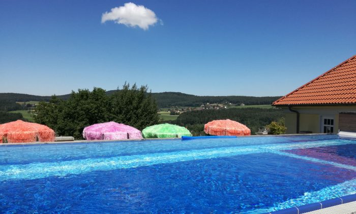 Pool auf dem Dach vor blauem Himmel