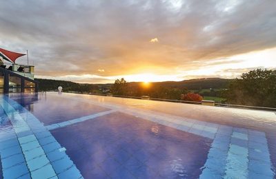 Sonnenuntergang vor dem Dachpool im Sommer