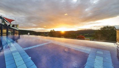 Sonnenuntergang vor dem Dachpool im Sommer