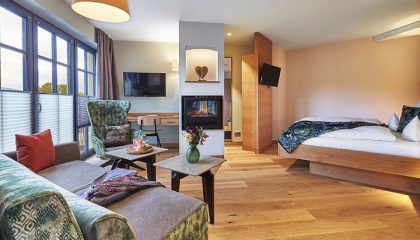 Schlaf und Wohnbereich in der Spa Suite Waldliebe