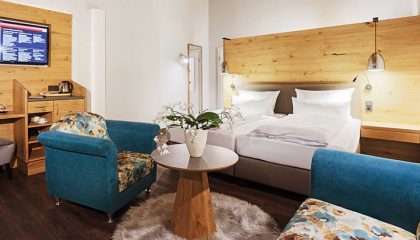 Wohnraum und Bett im Doppelzimmer Typ 5