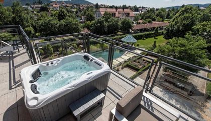 Whirlpool auf Terrasse in der Luxus Loft Suite Gold