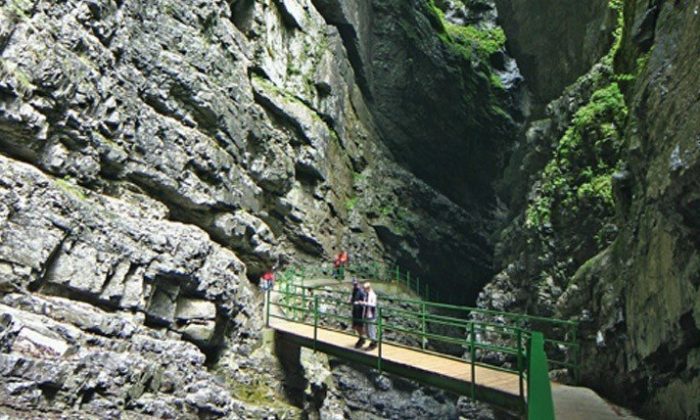 Menschen durchqueren die Die Breitachklamm