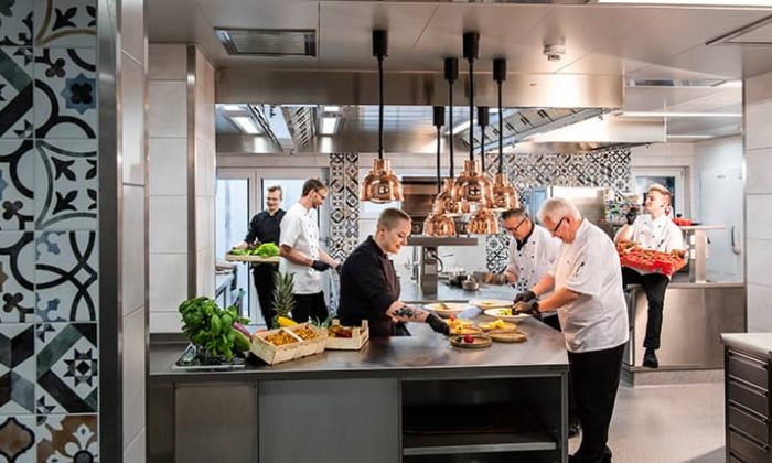 Köche bereiten frische Gerichte zu