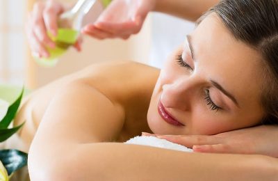 Frau genießt Massage