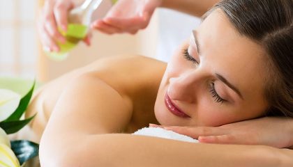 Frau genießt Massage