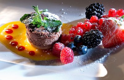 Süßes Dessert mit Himbeeren