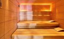 Gelb-orange beleuchtete Sauna