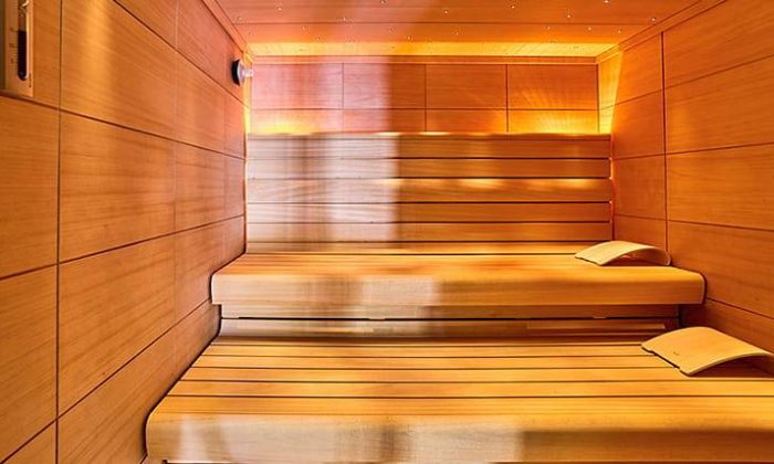Gelb-orange beleuchtete Sauna