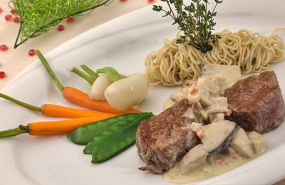 Gericht mit Fleisch und Möhren