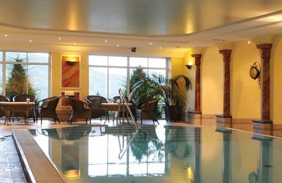 Innenpool im römischen Stil
