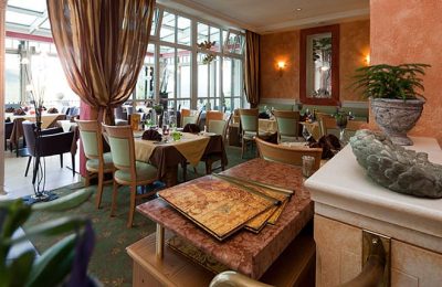 Helles Restaurant im Sterr