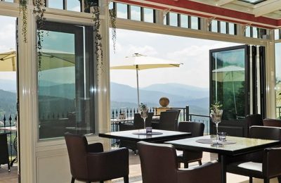 Ausblick vom Restaurant auf die Terrasse bei geöffneter Gartentür