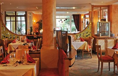 Restaurt in hellen Orangetönen