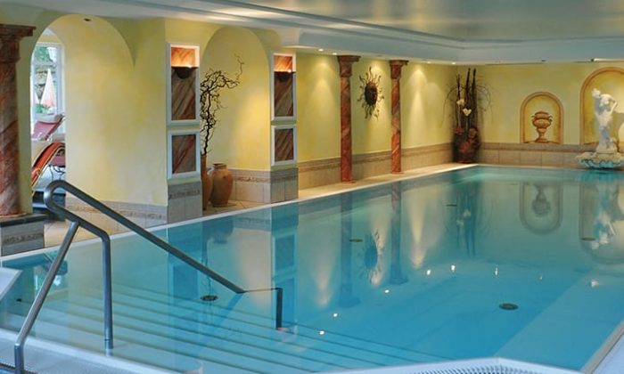 Schwimmbecken im römischen Stil