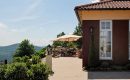 Restaurant und Terrasse an sonnigem Tag