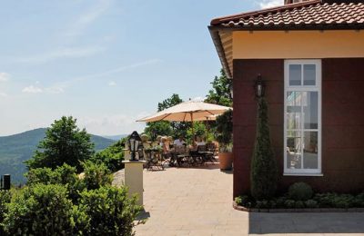 Restaurant und Terrasse an sonnigem Tag
