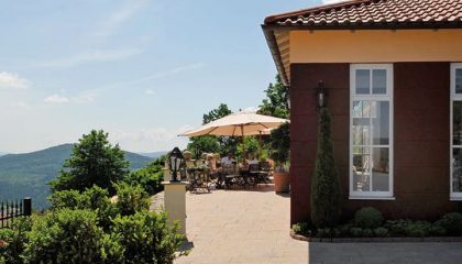 Restaurant und Terrasse an sonnigem Tag