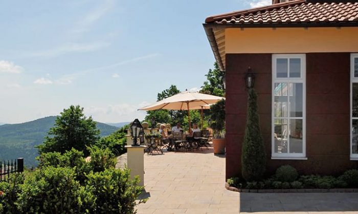 Restaurant und Terrasse an sonnigem Tag