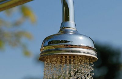 Laufende Duschbrause im Garten