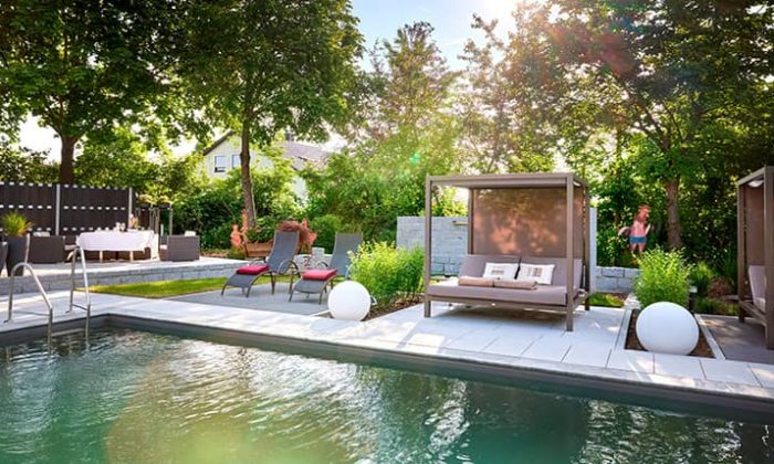 Pool im Garten mit Himmelbett daneben